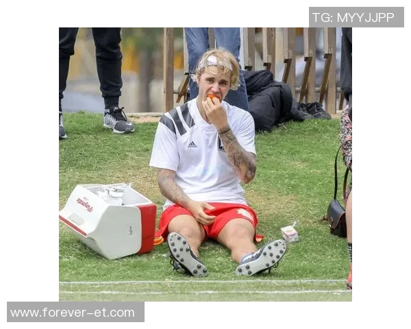 头上扎辫的足球明星展现独特风格与实力的完美结合 头上扎辫的足球明星展现独特风格与实力的完美结合